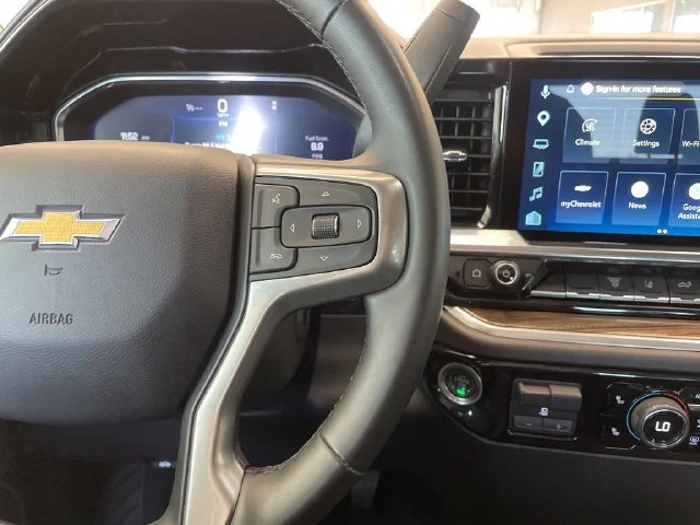 Used 2025 Summit White Chevrolet LT image 19
