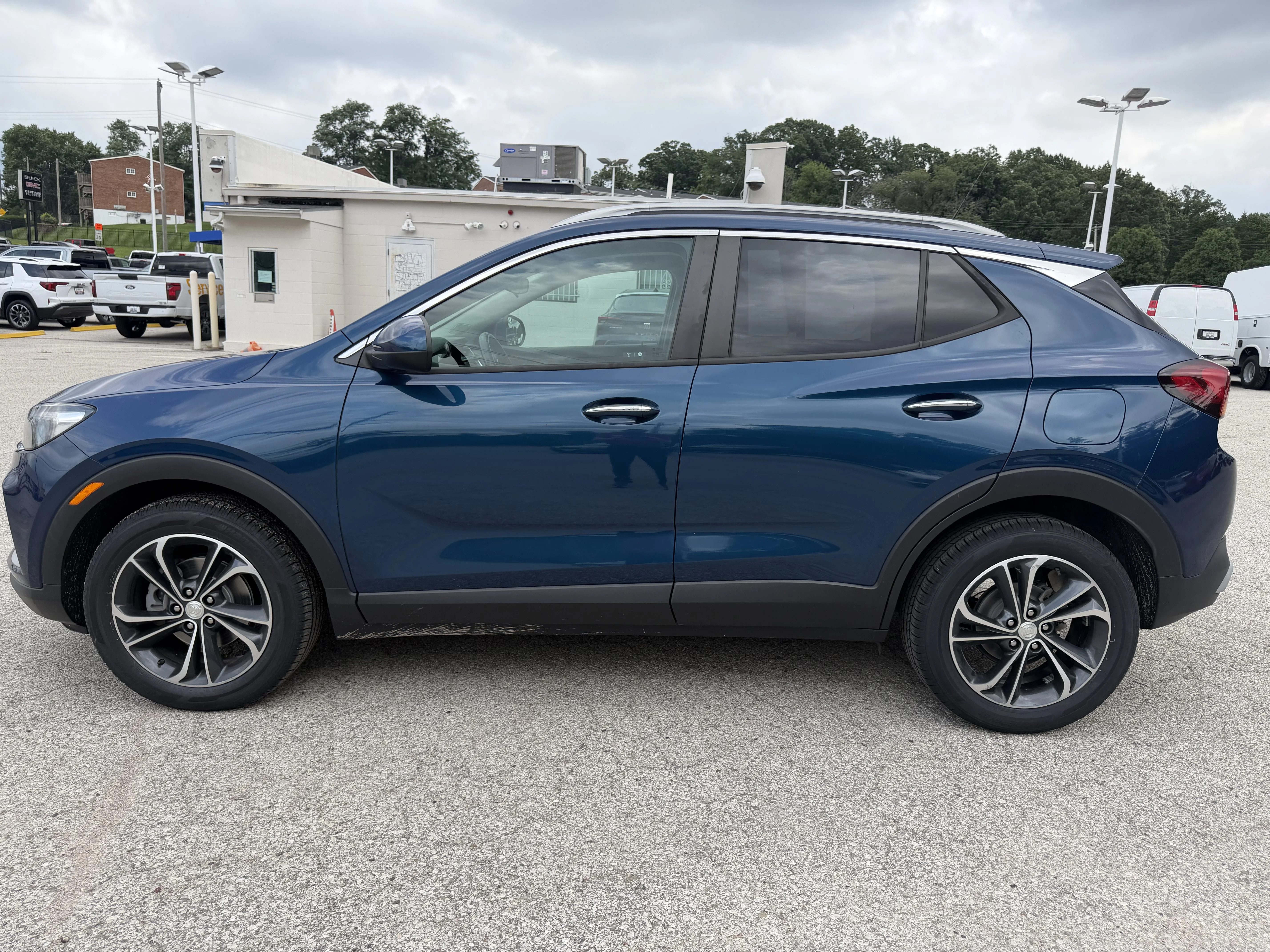 Used 2020 Deep Azure Metallic Buick Select image 4