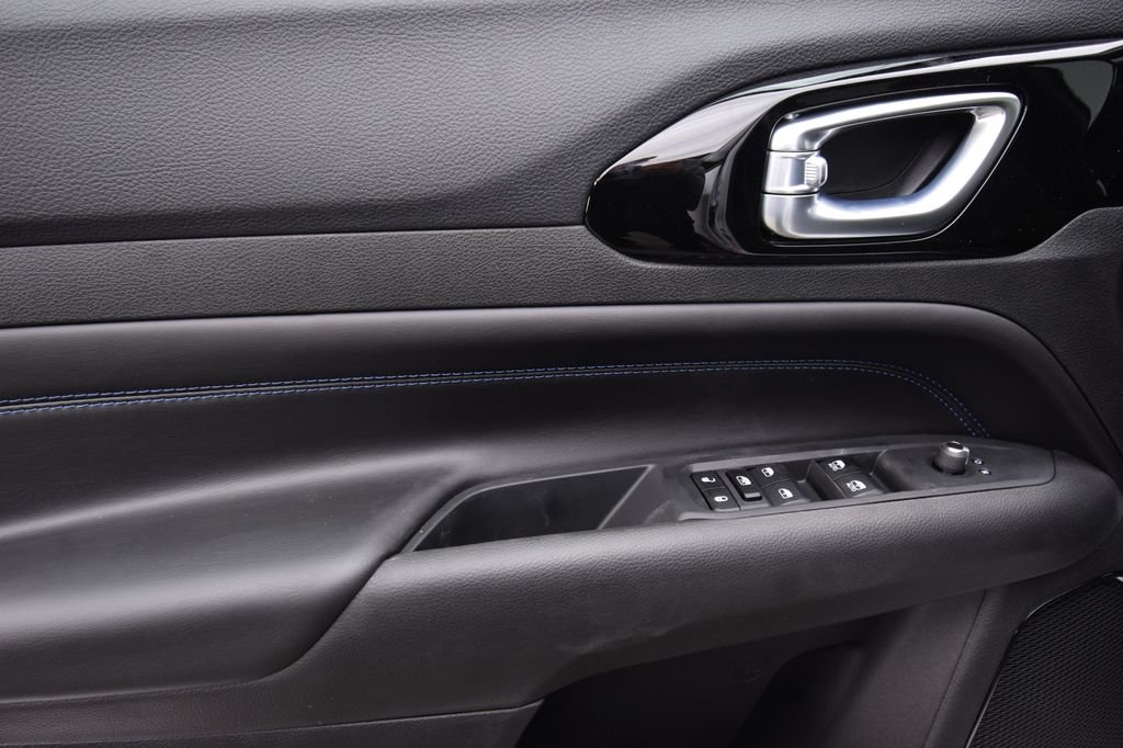 New 2026 Diamond Black Crystal Pearlcoat Jeep Latitude image 30