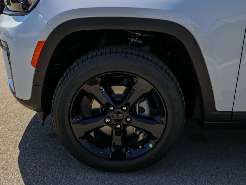 New 2026 Bright White Clear-Coat Exterior Paint Jeep Limited image 10