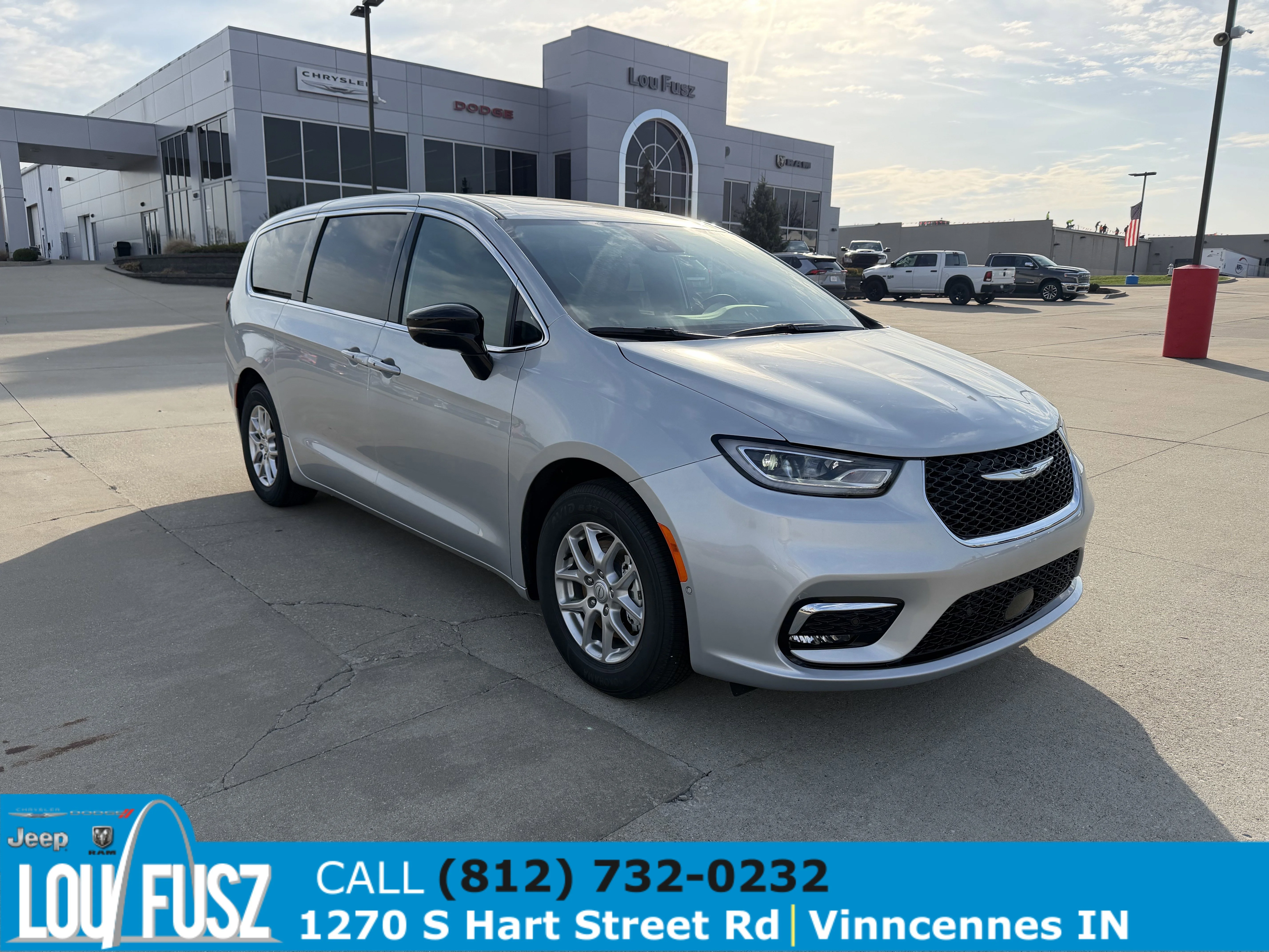 2026 Chrysler Pacifica Select's photo