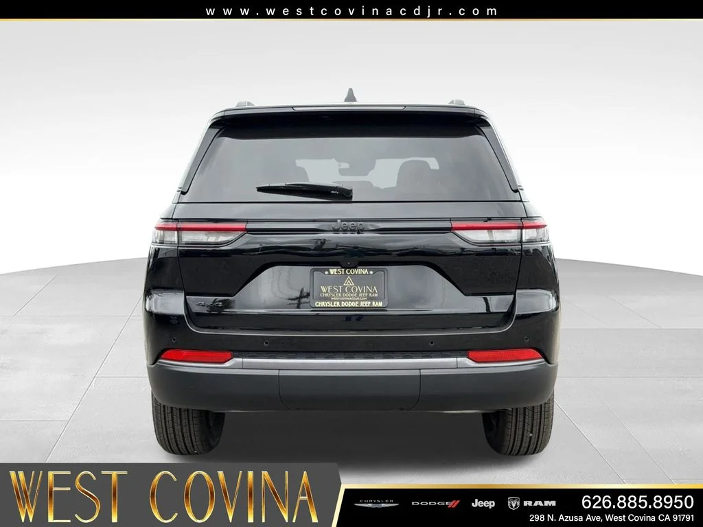 New 2026 Diamond Black Crystal Pearlcoat Jeep Altitude image 9