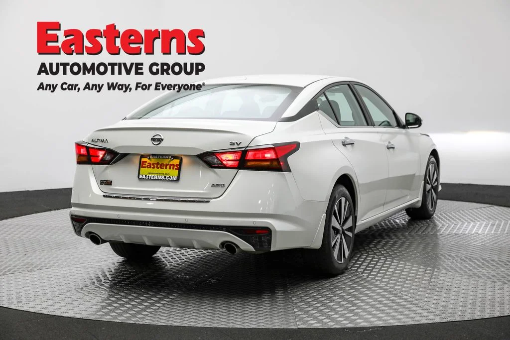 Used 2022 White Nissan 2.5 SV image 5