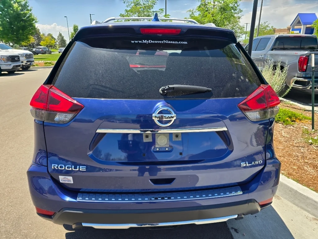 Used 2018 Caspian Blue Nissan SL image 4