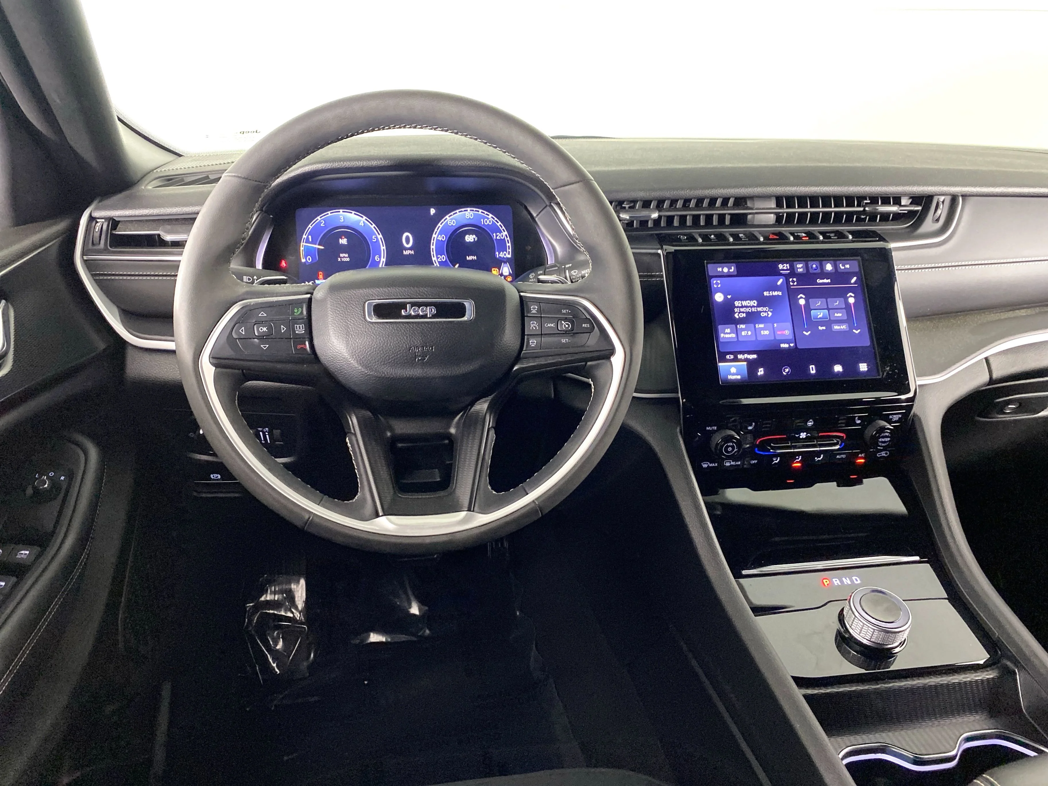 Used 2024 Diamond Black Crystal Pearlcoat Jeep Laredo image 19