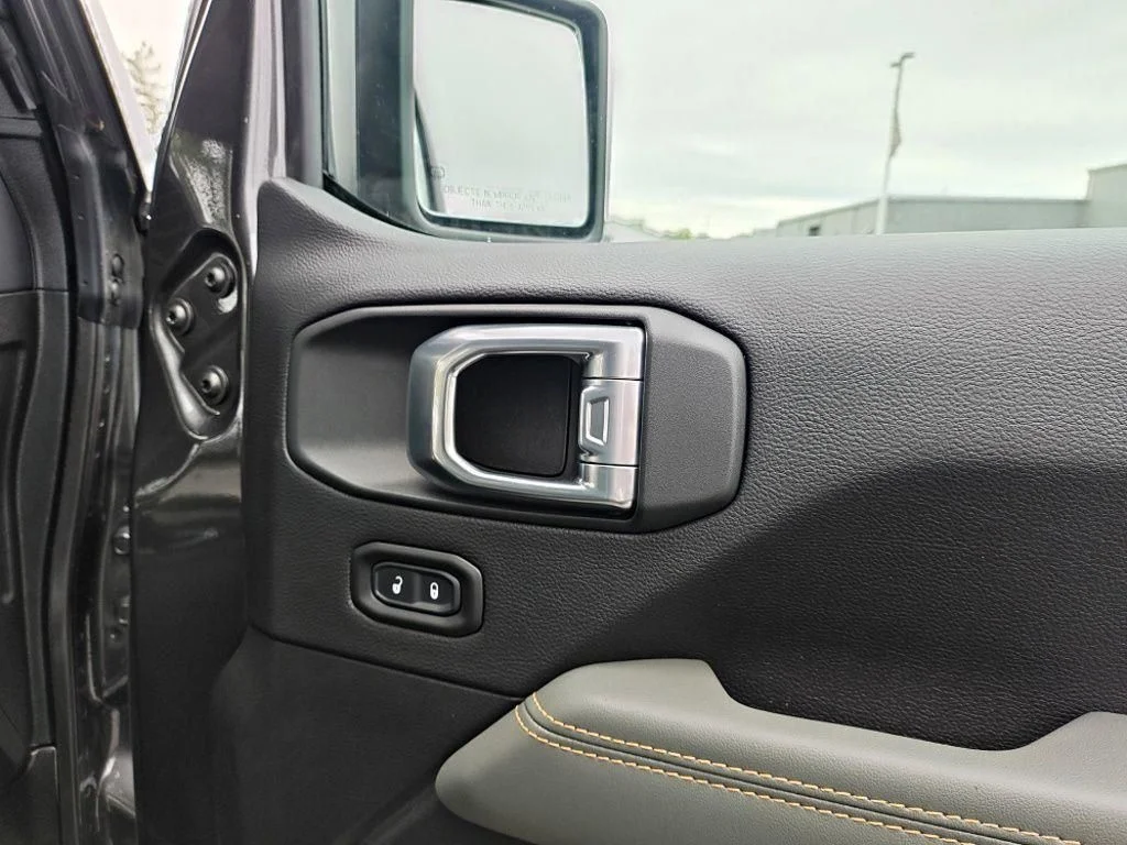 New 2026 Granite Crystal Metallic Clear-Coat Exterior Paint Jeep Mojave X image 38