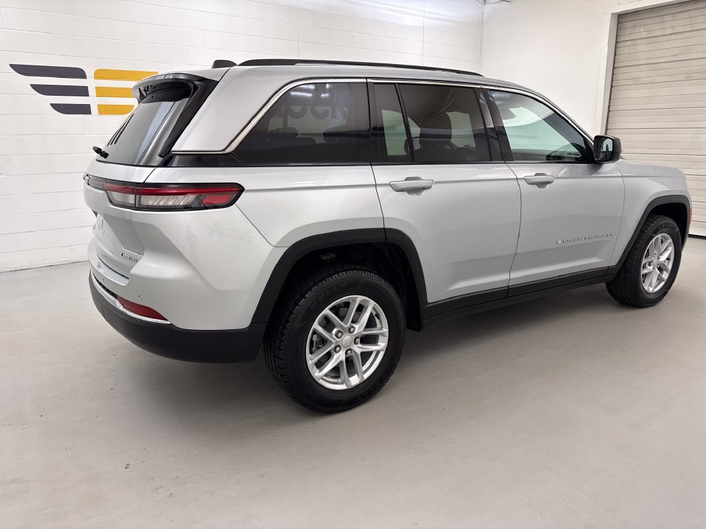 Used 2023 Silver Jeep Laredo image 5