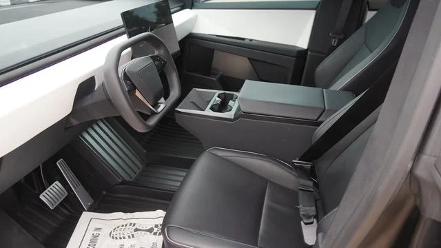 2024 Tesla Cybertruck Base - Photo 18