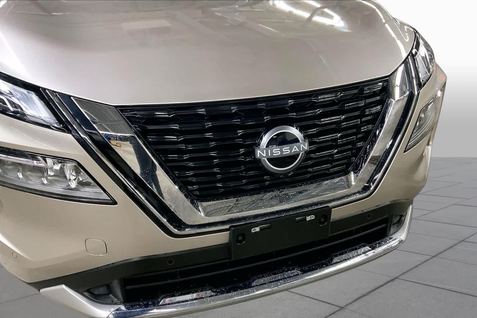 Used 2023 Champagne Silver Metallic Nissan Platinum image 32