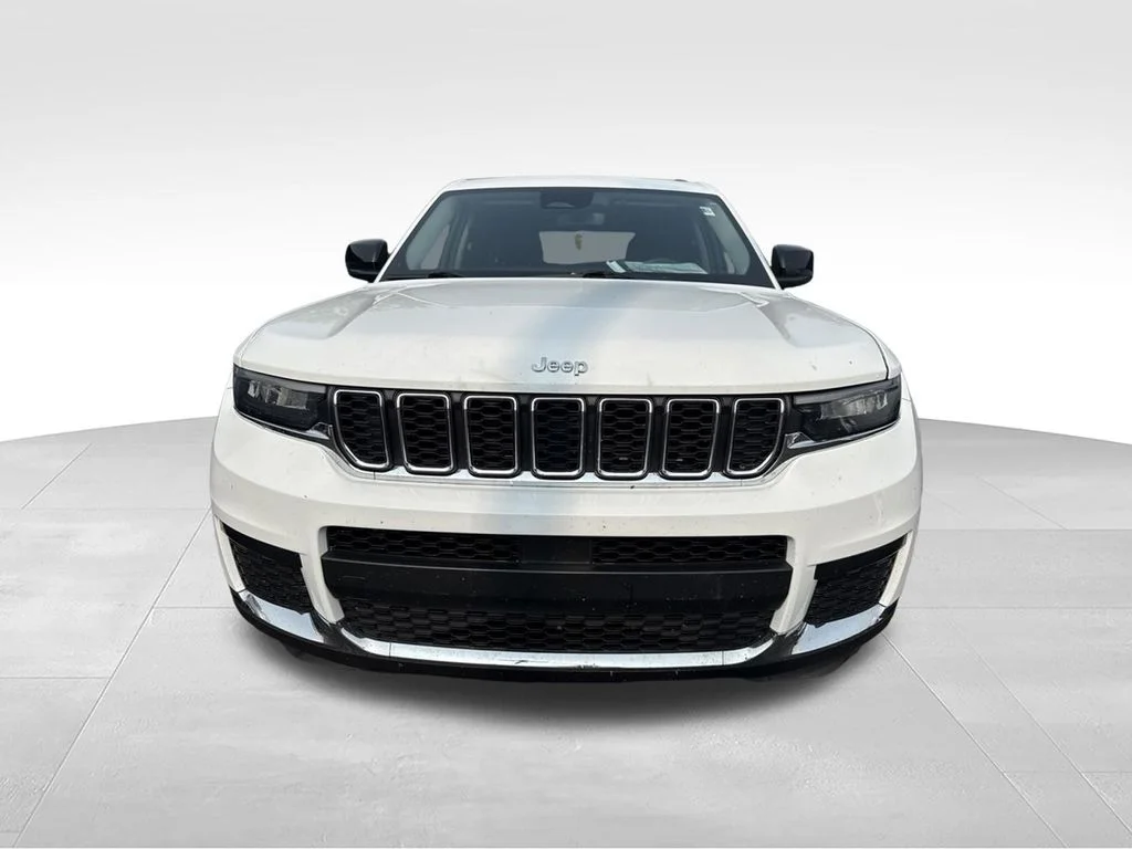 Used 2021 White Jeep Laredo image 2
