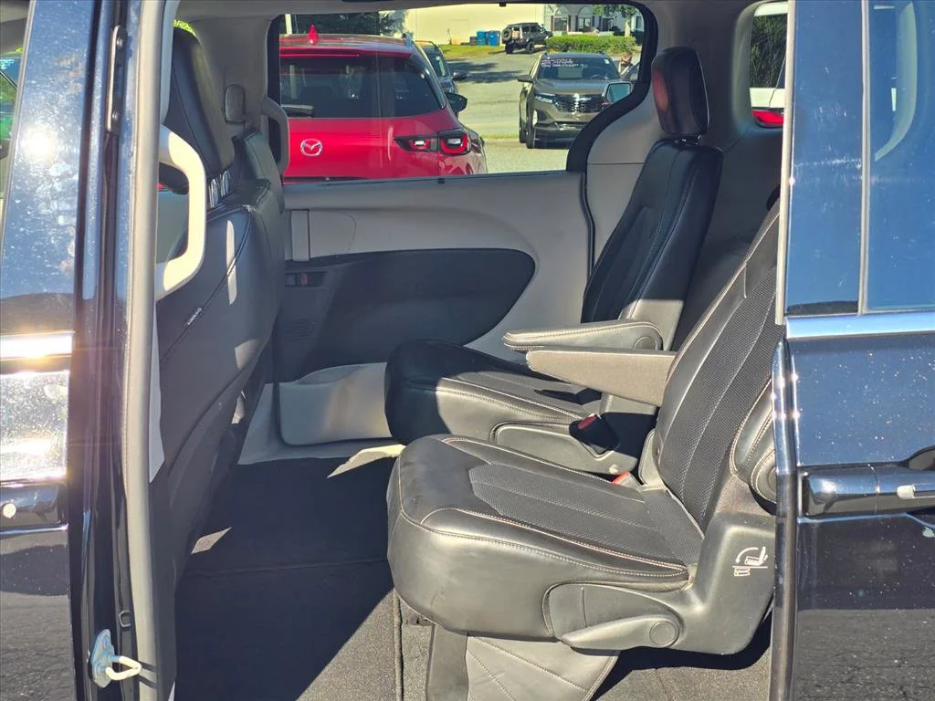 Used 2024 Black Chrysler Touring L image 10