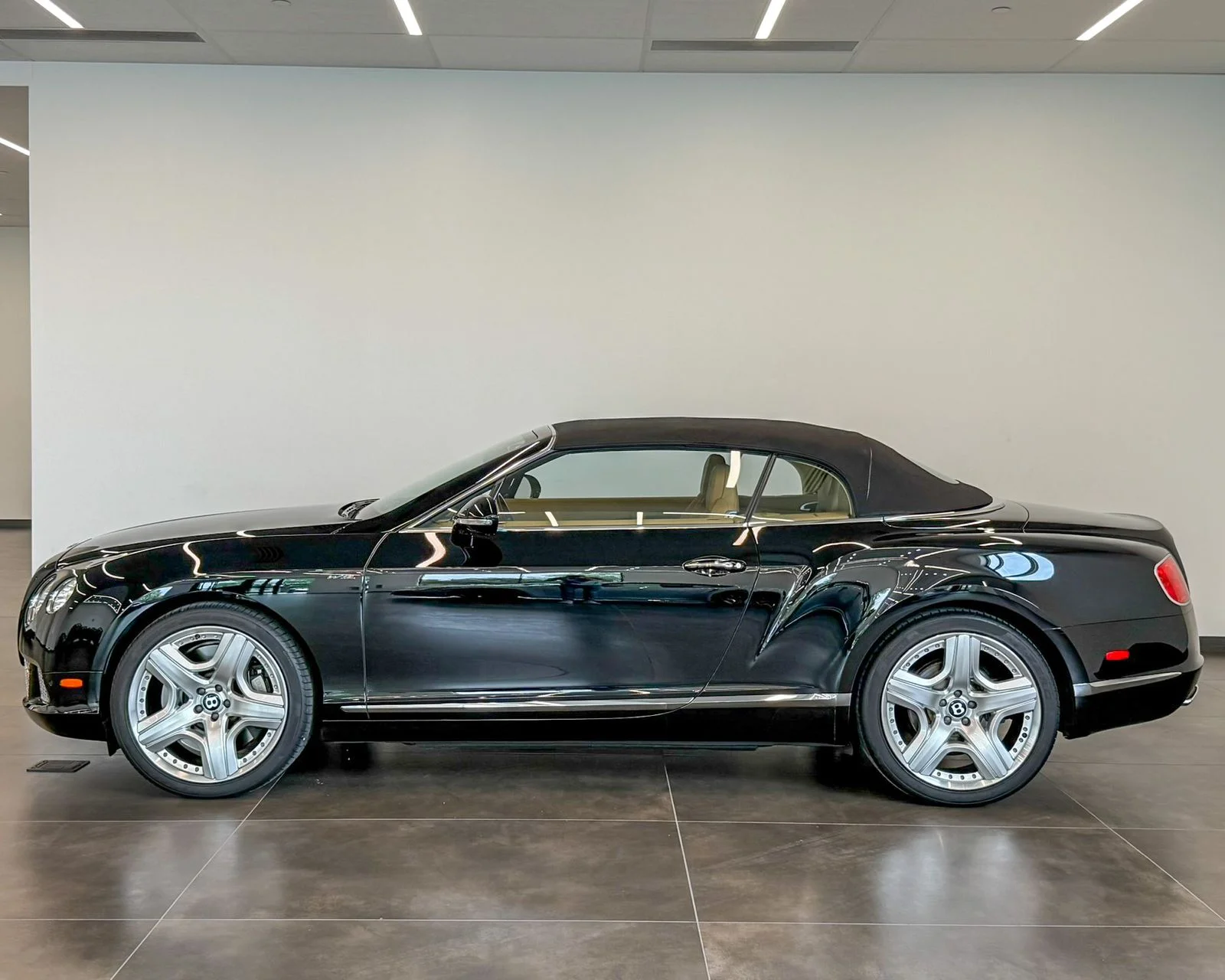 Used 2014 Black Bentley Base image 11
