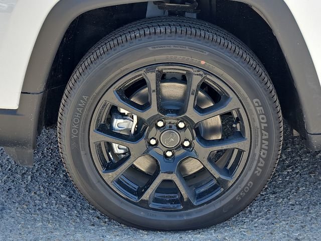 New 2026 Bright White Clearcoat Jeep Latitude image 9