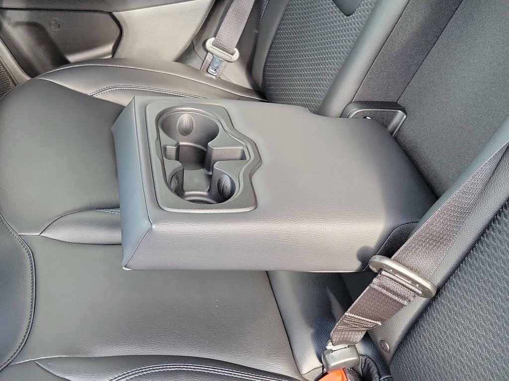 New 2026 Diamond Black Crystal Pearlcoat Jeep Latitude image 8