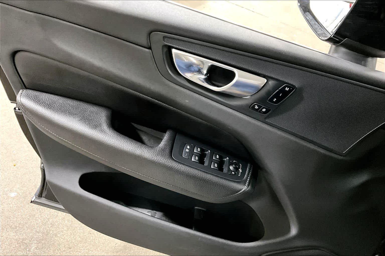 Used 2021 Onyx Black Metallic Volvo Momentum image 36