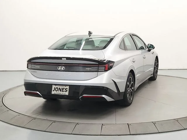 Used 2025 Silver Hyundai SEL image 7
