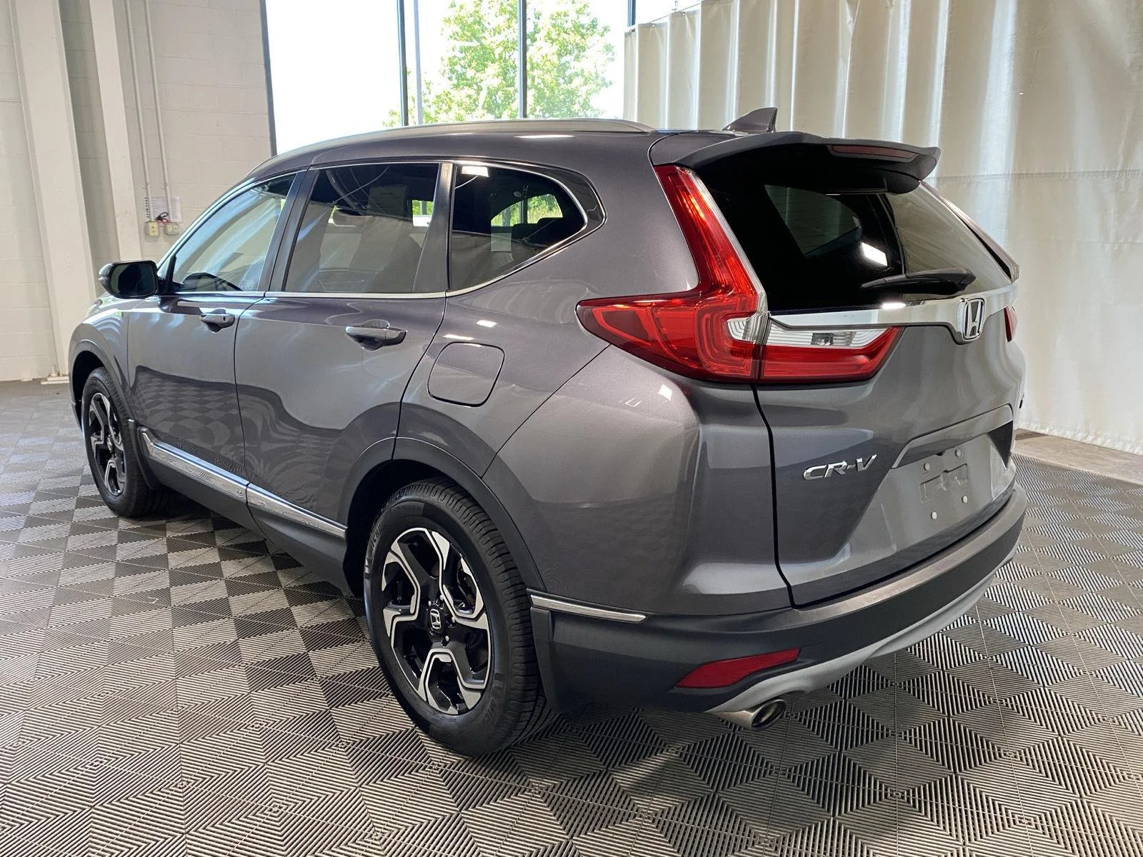 Used 2019 Modern Steel Metallic Honda Touring image 6