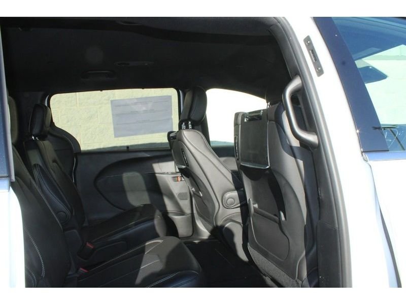 New 2026 Bright White Clear-Coat Exterior Paint Chrysler Select image 7
