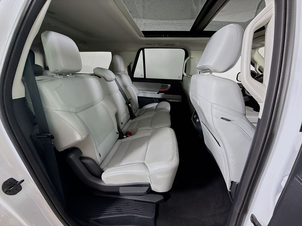Used 2025 Oxford White Ford Platinum image 30