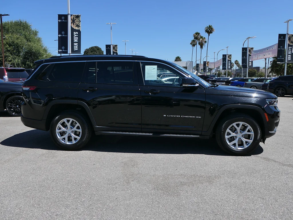 Used 2023 Diamond Black Crystal Pearl Coat Jeep Limited image 3