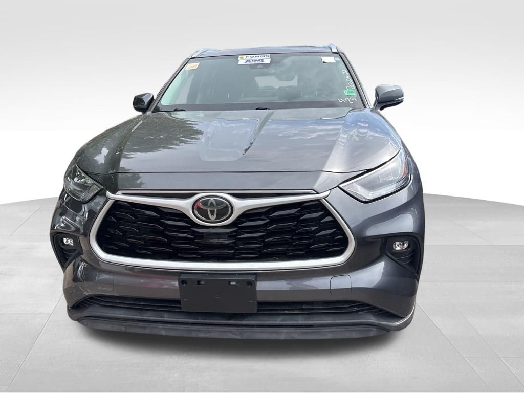 Used 2020 Gray Toyota XLE image 4