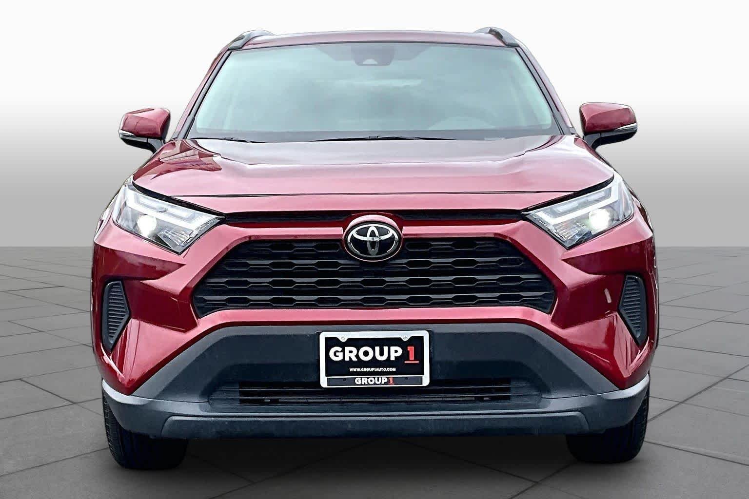Used 2025 Ruby Flare Pearl Toyota XLE image 4