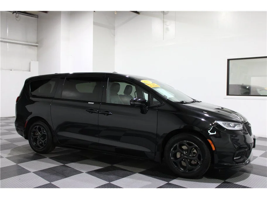 Used 2022 Brilliant Black Crystal Pearlcoat Chrysler Hybrid Touring L image 1