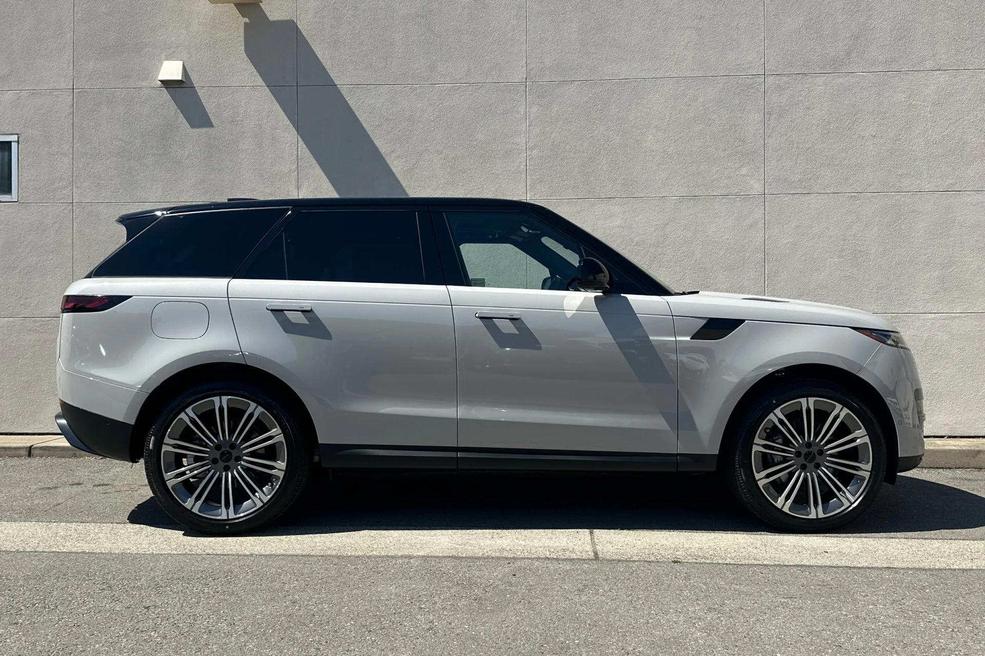 New 2026 Borasco Grey Land Rover SE image 8