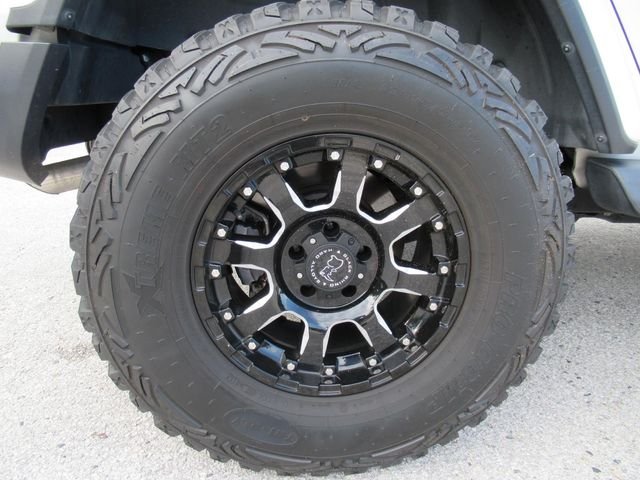 Used 2019 White Jeep Unlimited Sahara Altitude image 5