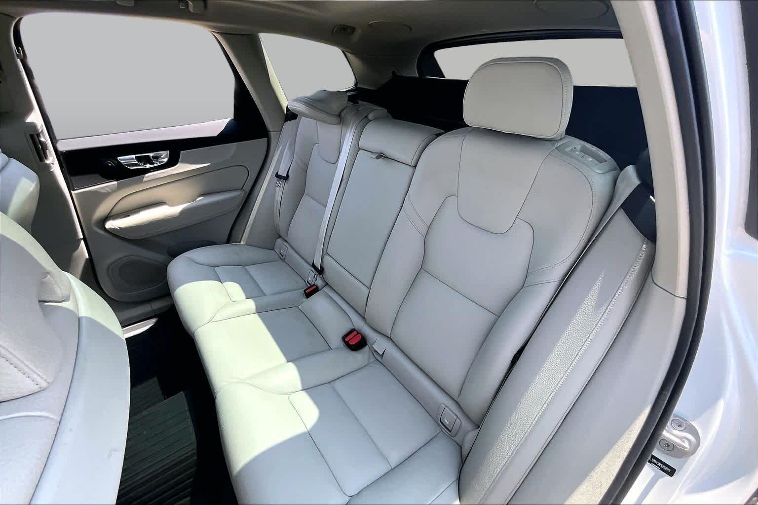 Used 2022  Volvo Momentum image 21