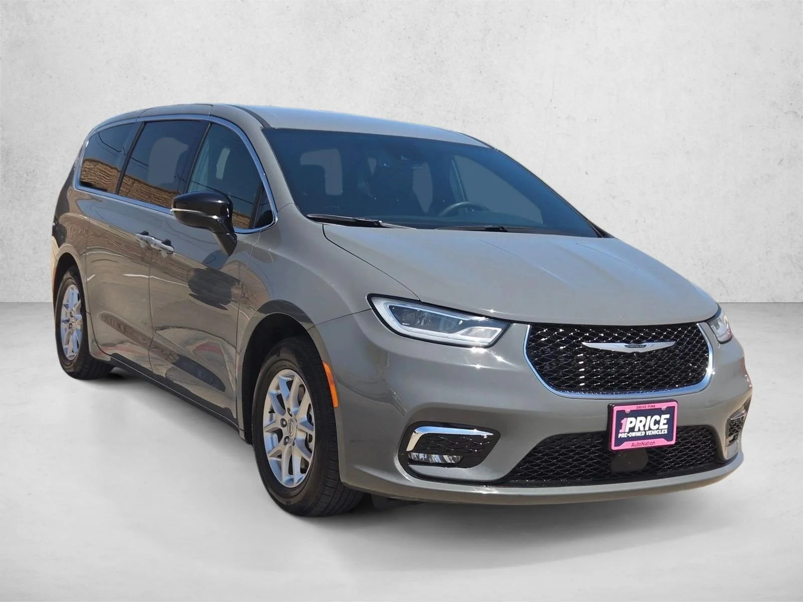 Used 2025 Ceramic Gray Clearcoat Chrysler Select image 3