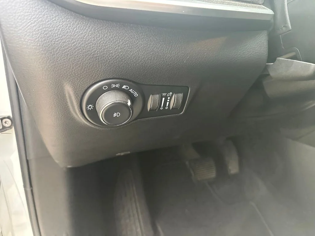 Used 2023 White Jeep Latitude image 8