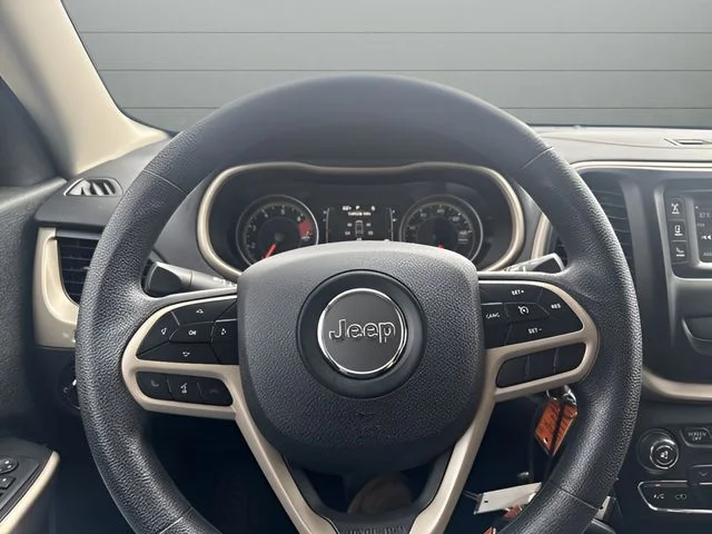 Used 2018 Silver Jeep Latitude image 13