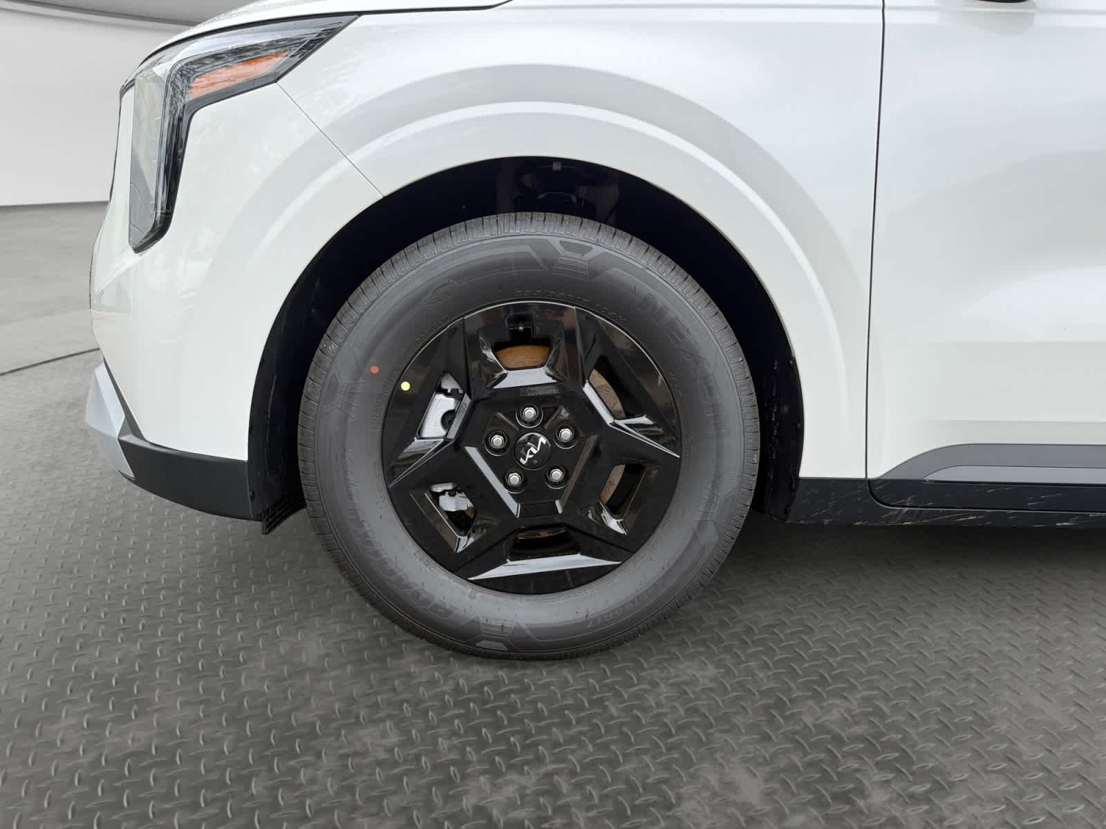 New 2026 Snow White Pearl Kia LXS image 9