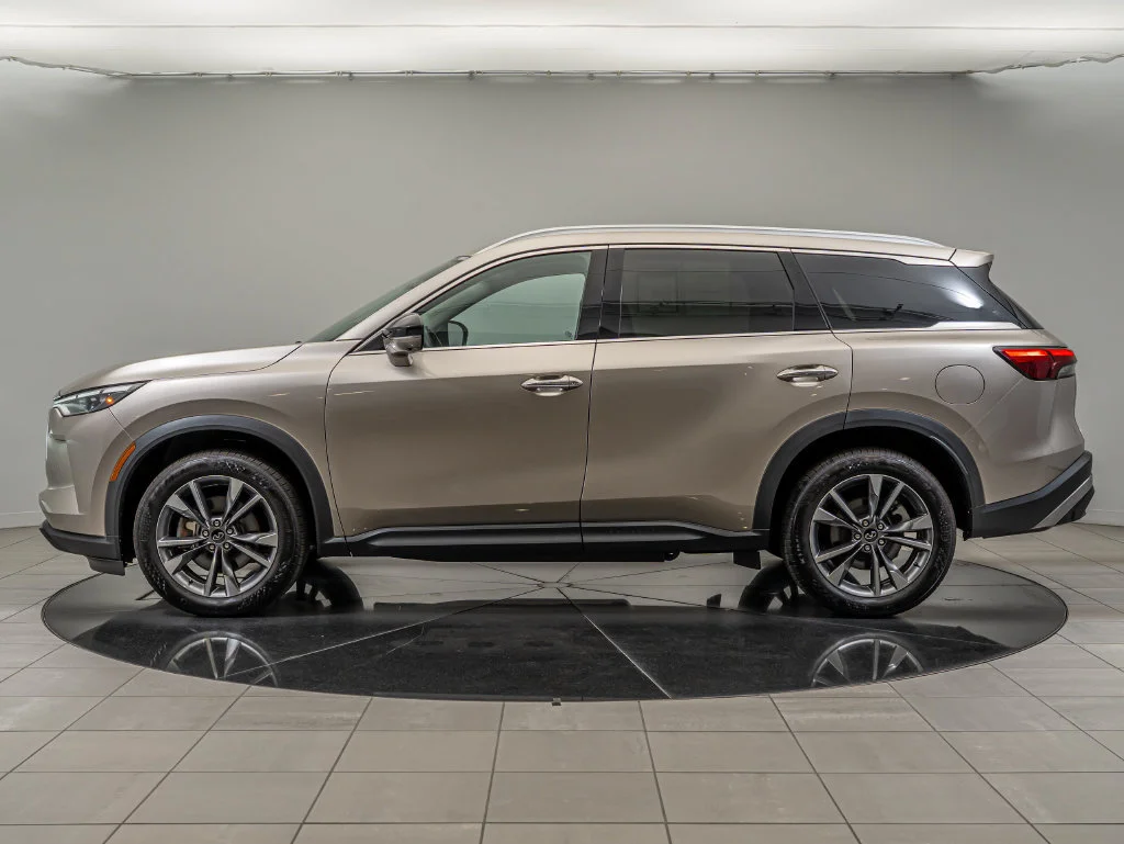 Used 2023 Warm Titanium INFINITI LUXE image 8