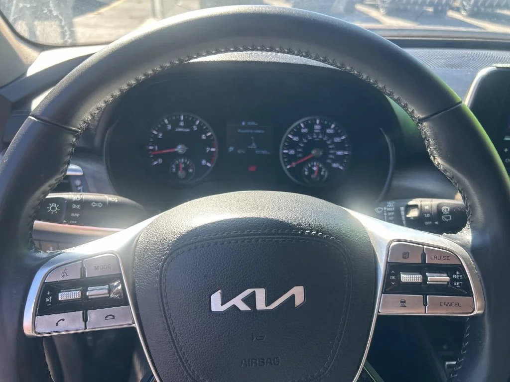 Used 2022 Black Kia EX image 20