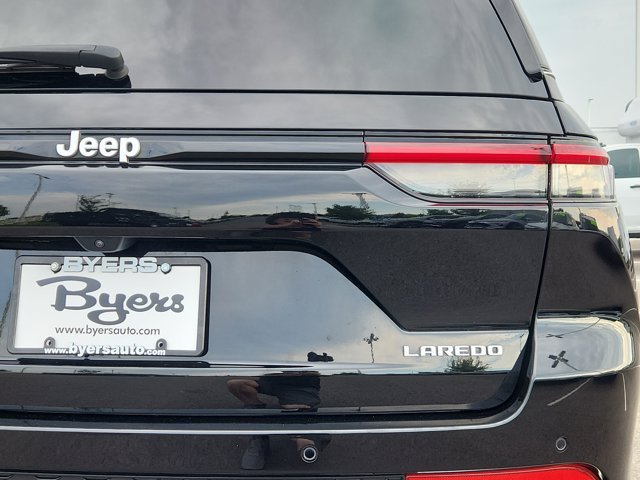 Used 2025  Jeep Laredo image 15