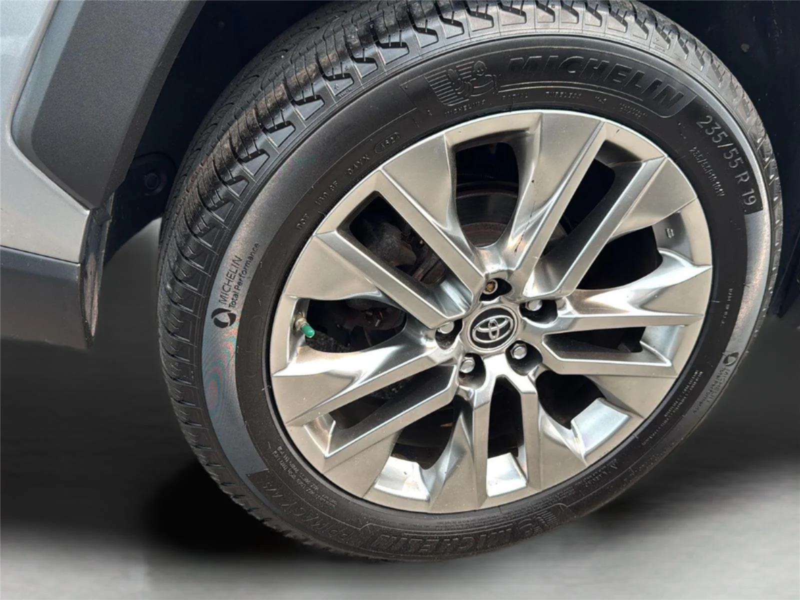 Used 2019 Silver Sky Metallic Toyota XLE Premium image 29