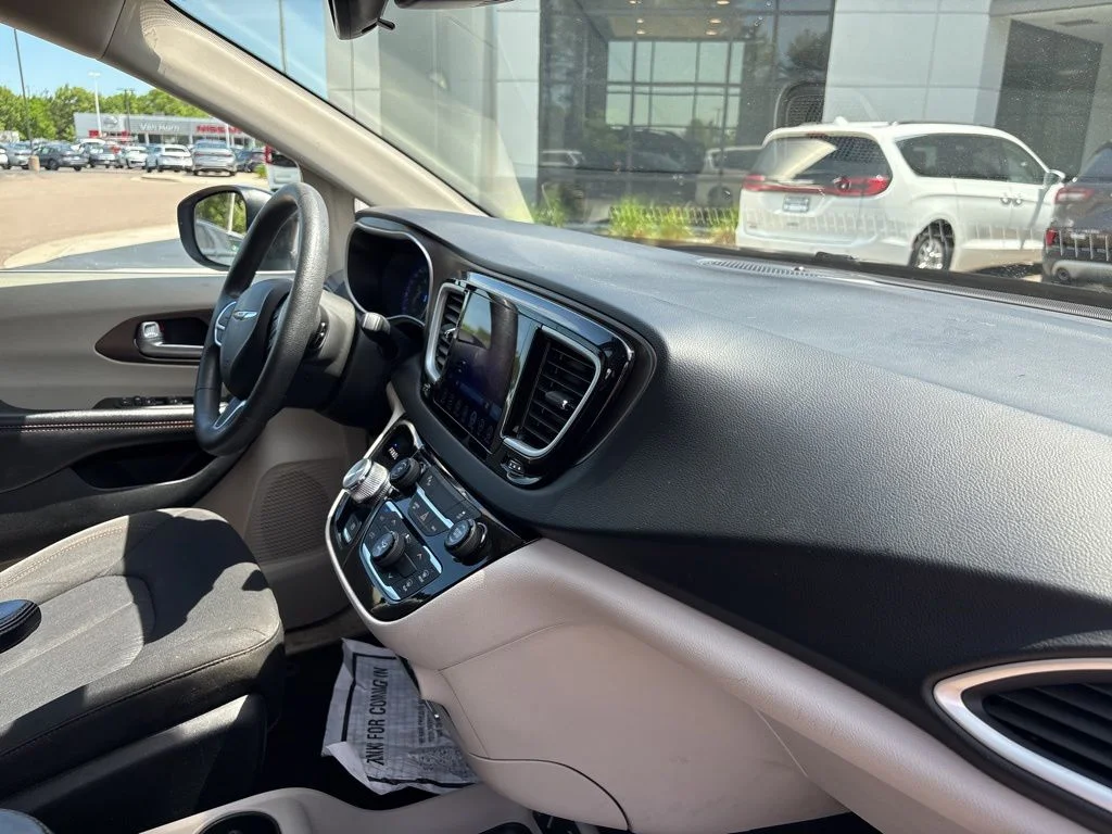Used 2017 Brilliant Black Crystal Pearlcoat Chrysler Touring image 31