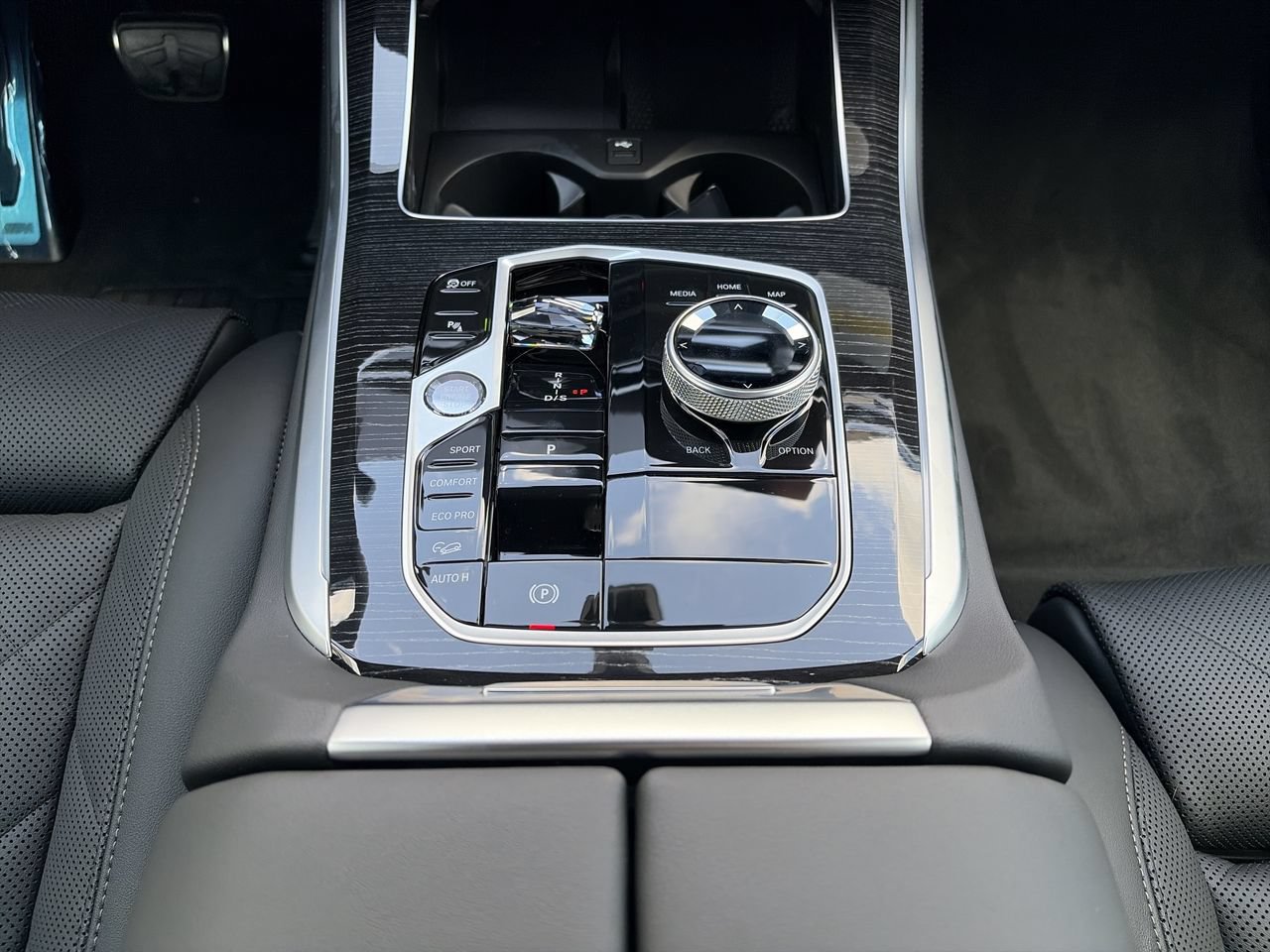 New 2026 Skyscraper Grey Metallic BMW M60i image 28