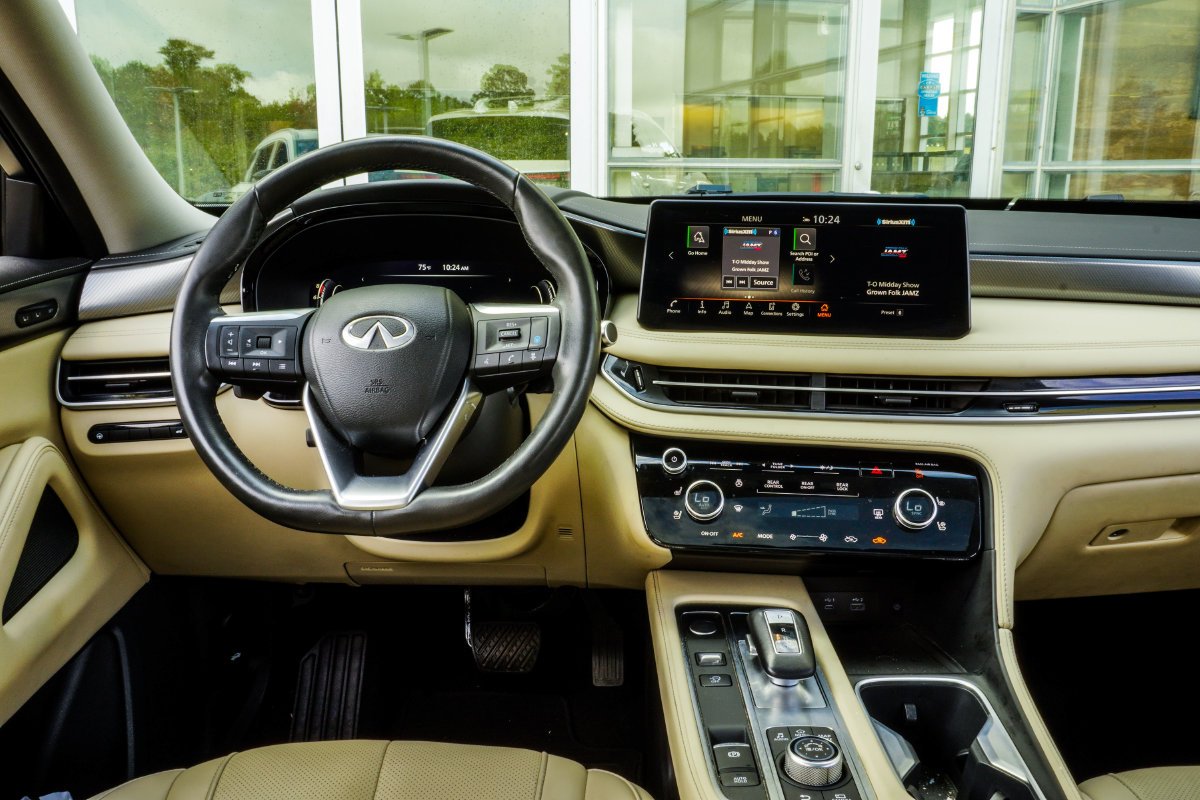 Used 2023 White INFINITI LUXE image 17
