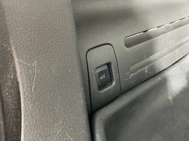 Used 2011 White Platinum Clearcoat Metallic Ford Limited image 29
