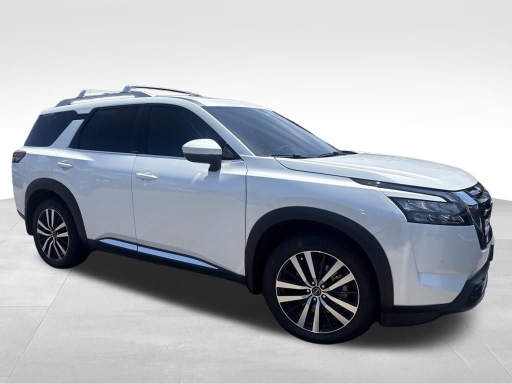 Used 2025 White Nissan Platinum image 8