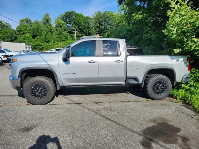 Used 2022 Silver Ice Metallic Chevrolet LT image 4