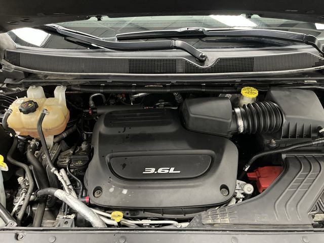 Used 2018 Granite Crystal Metallic Clearcoat Chrysler L image 33