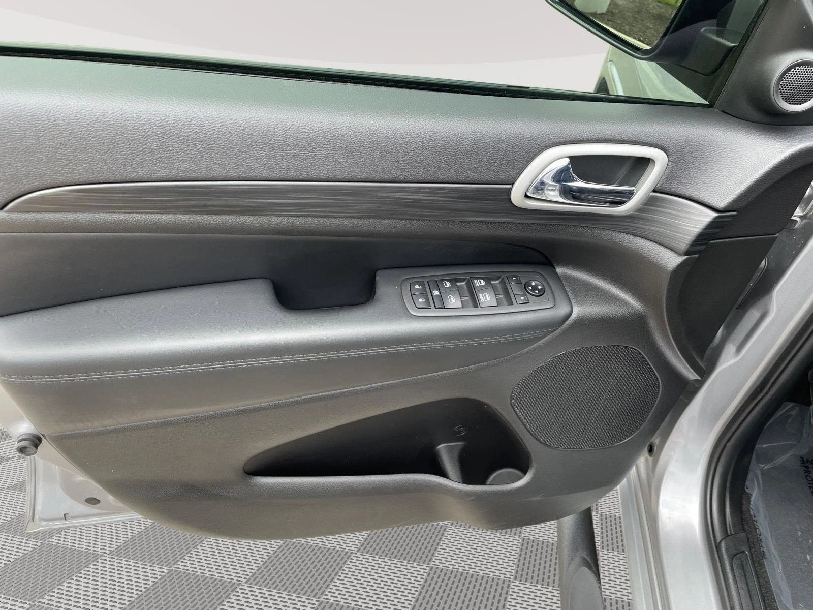 Used 2021 Billet Silver Metallic Clearcoat Jeep Laredo X image 19