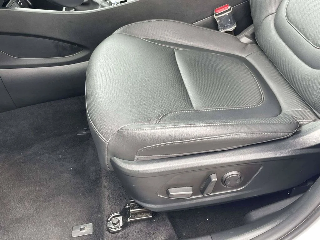 Certified Used 2025 White Hyundai XRT image 13