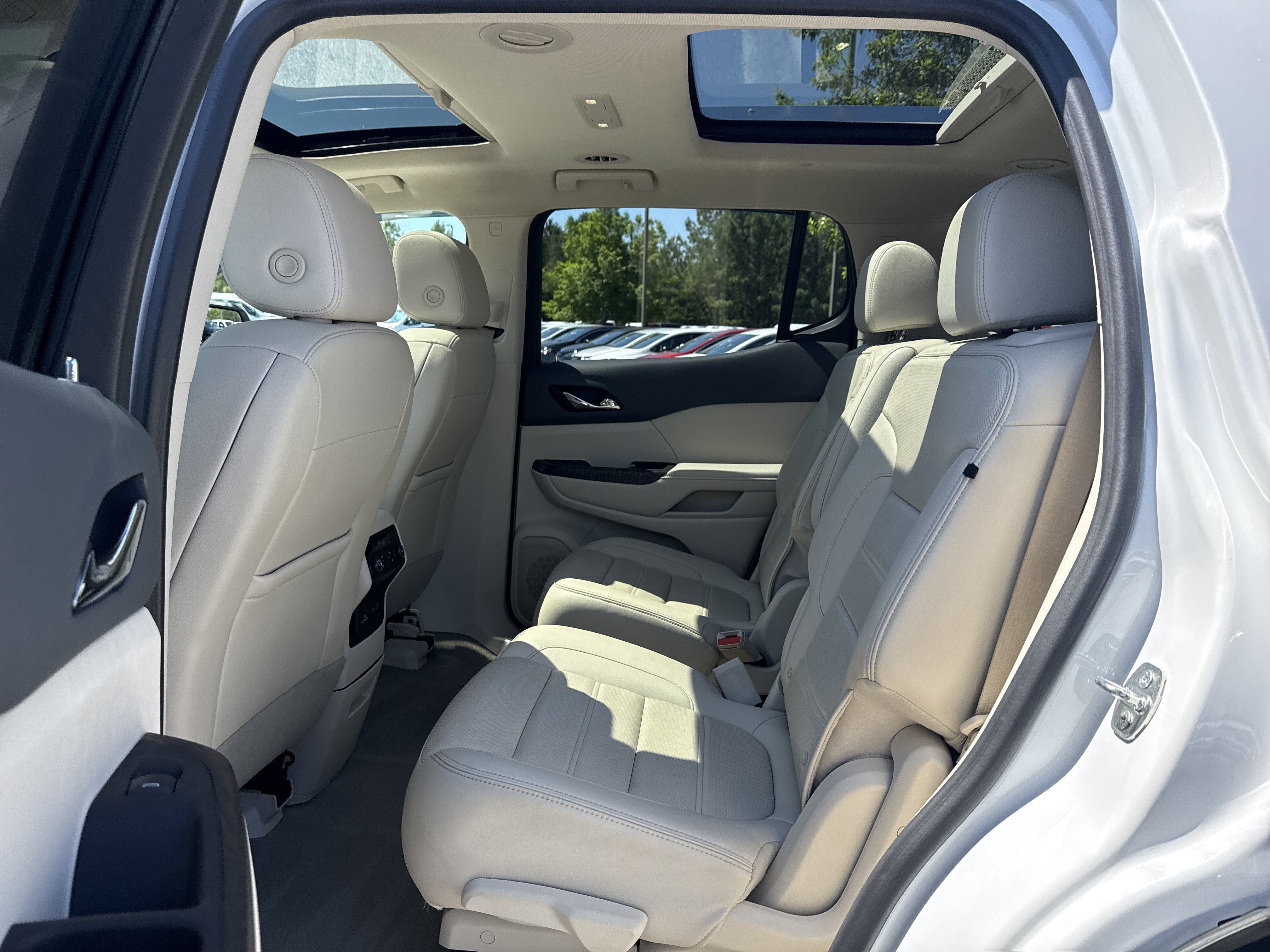 Used 2022 White Frost Tricoat GMC Denali image 23