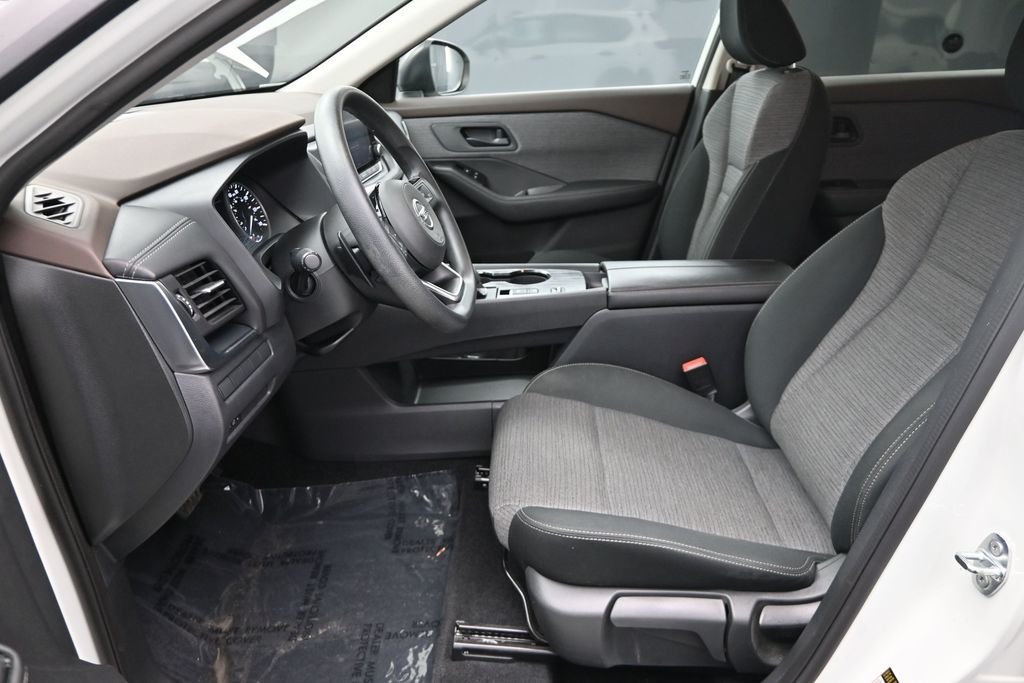 Used 2021 White Nissan S image 17