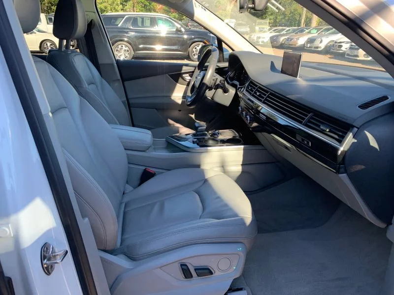 Used 2019 White Audi 55 TFSI Premium Plus Sport Utility 4D image 44